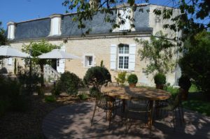 18.07.2022 SAINTES
Réouverture du restaurant le Dallaison rue du Bois Taillis, dans un ancien logis du 18e siècle. Coralie Le Diraison et le chef Jérôme Dallet