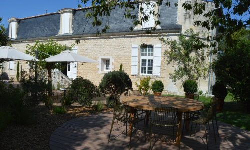 18.07.2022 SAINTES
Réouverture du restaurant le Dallaison rue du Bois Taillis, dans un ancien logis du 18e siècle. Coralie Le Diraison et le chef Jérôme Dallet